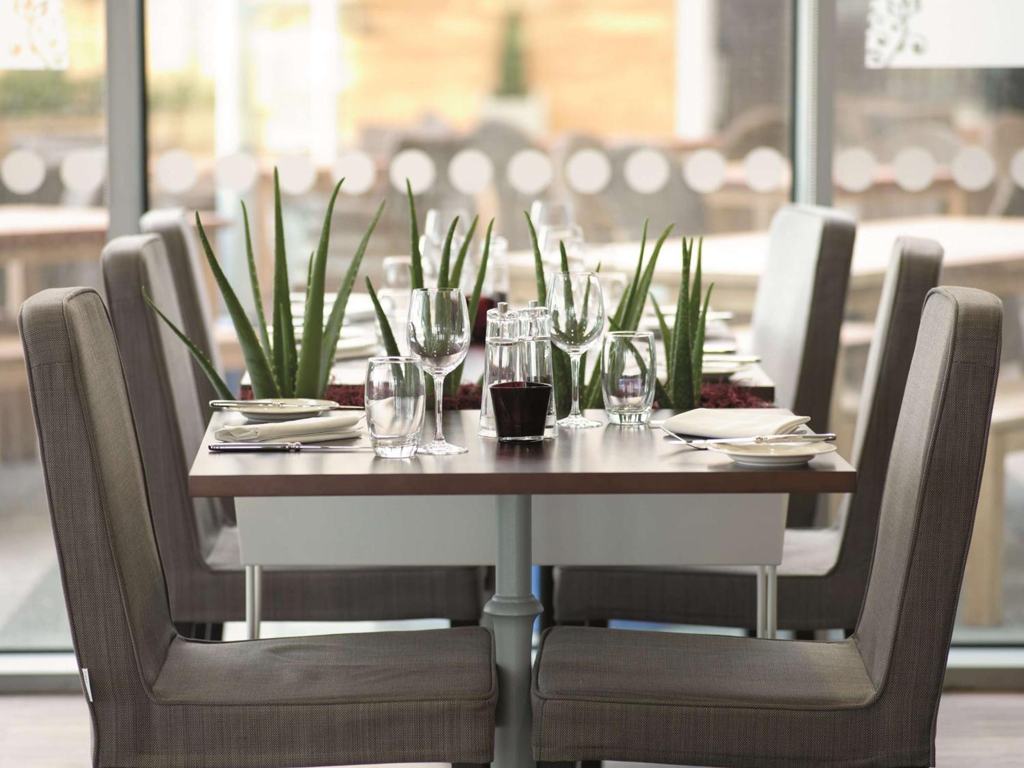 קאסל דונינגטון Radisson Blu Hotel East Midlands Airport מסעדה תמונה